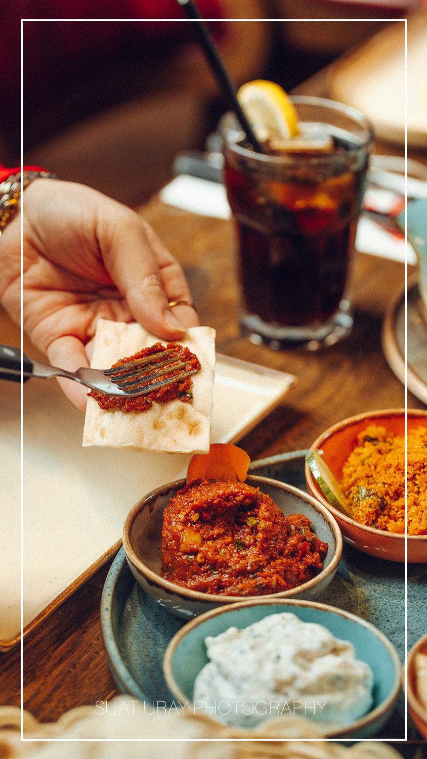 Sfeervolle foodfoto van Turkse mezze met warme tonen, verfijnde presentatie en authentieke sfeer