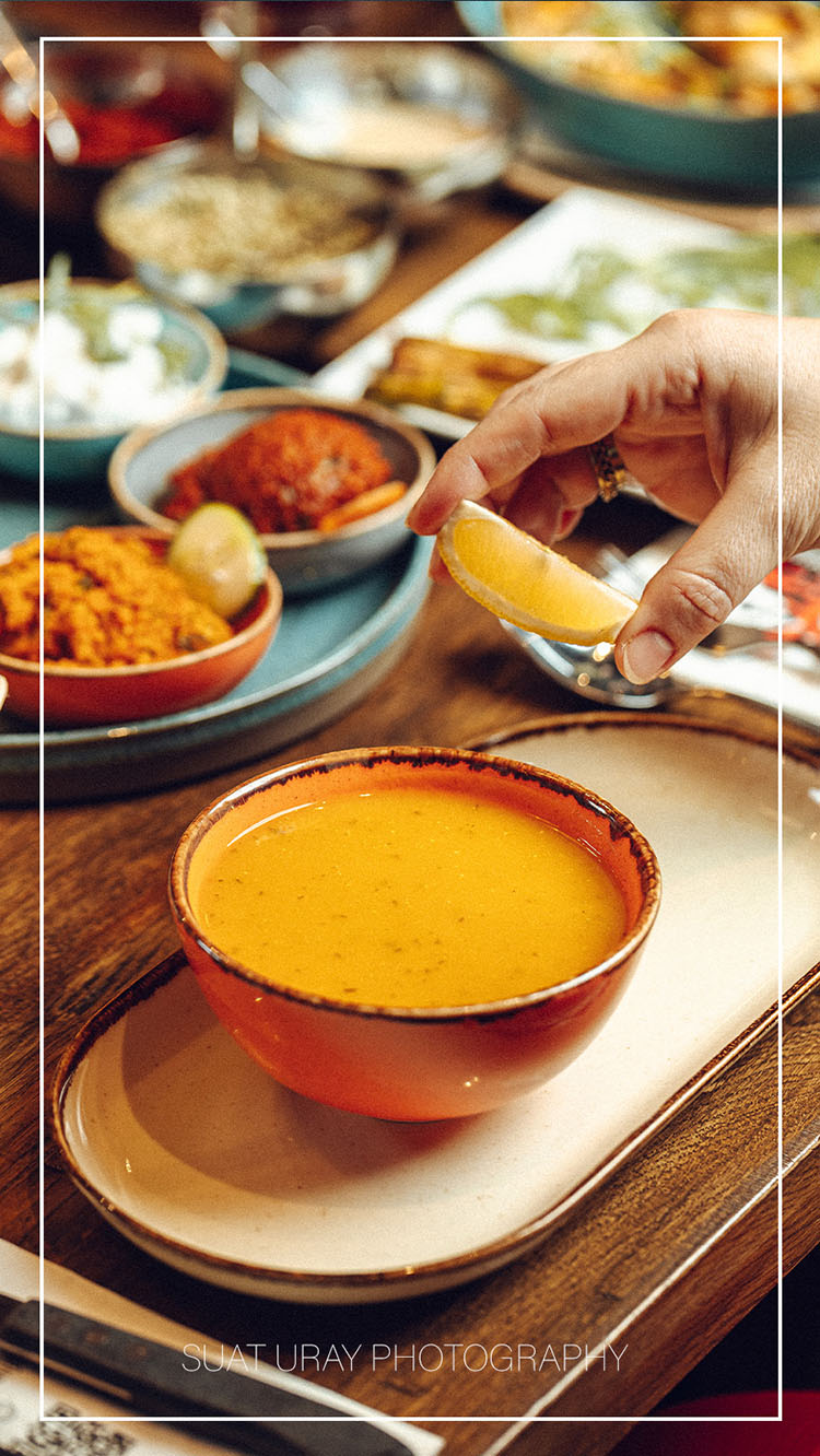 Sfeervolle afbeelding van Mercimek Çorbası, met warme kleuren en uitnodigende presentatie.