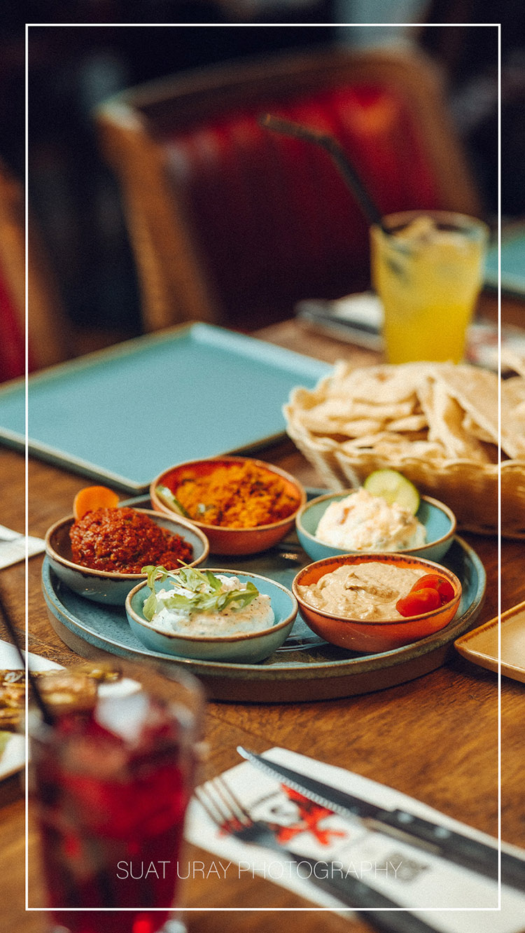 Sfeervolle foto van een selectie Turkse mezze, met warme kleuren en stijlvolle compositie.