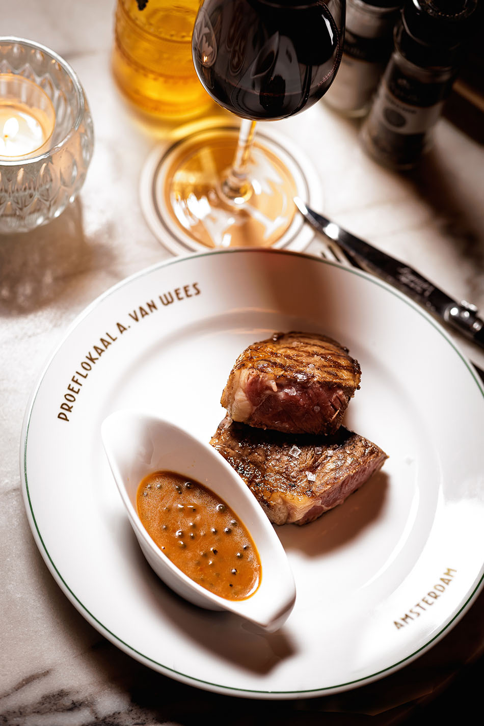 Sfeervolle afbeelding van ossenhaas met champignonsaus, gestyled met warme tonen en elegante presentatie.