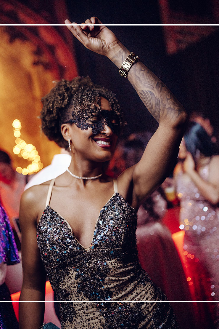 Nightlife fotografie – dans en beweging in het nachtleven Dansende vrouw in club tijdens nachtleven