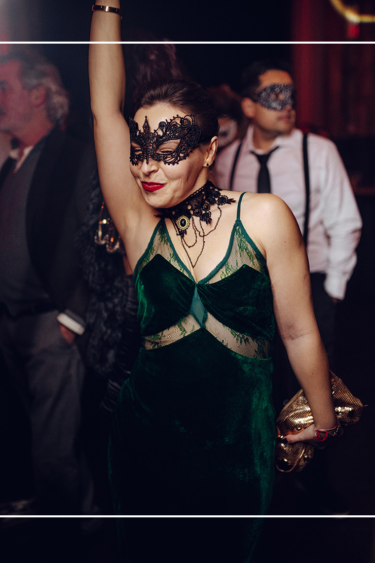 Nightlife fotografie – dansende vrouw in energieke sfeer Dansende vrouw tijdens een sfeervolle nightlife avond