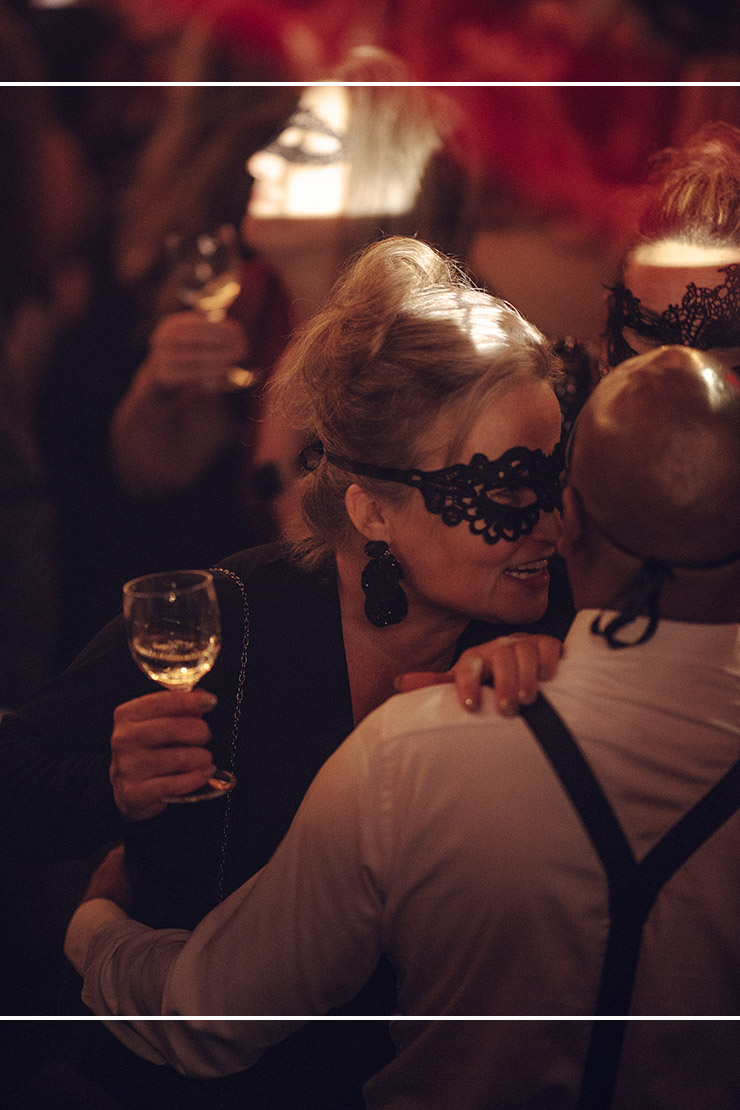 Nightlife fotografie – intiem moment in zacht low light Zwoele nightlife foto in low light sfeer, fluiterend in het oor