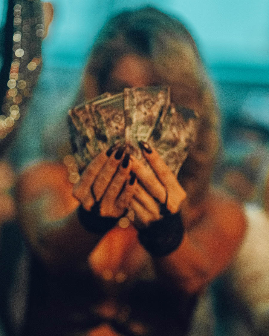 Nightlife fotografie – energie en sfeer in het nachtleven Sfeervolle nightlife fotografie met dansende mensen en kleurrijk licht