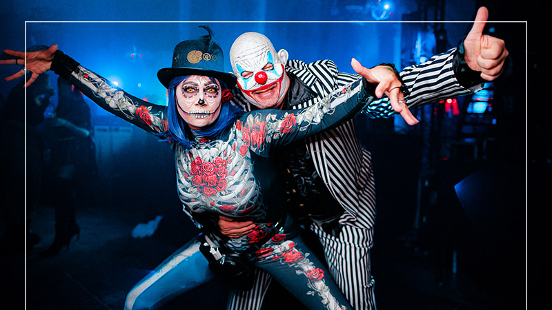 Halloween nightlife fotografie – griezelige sfeer en levendig feest Halloween nightlife foto van feestgangers met kostuums en sfeervolle verlichting