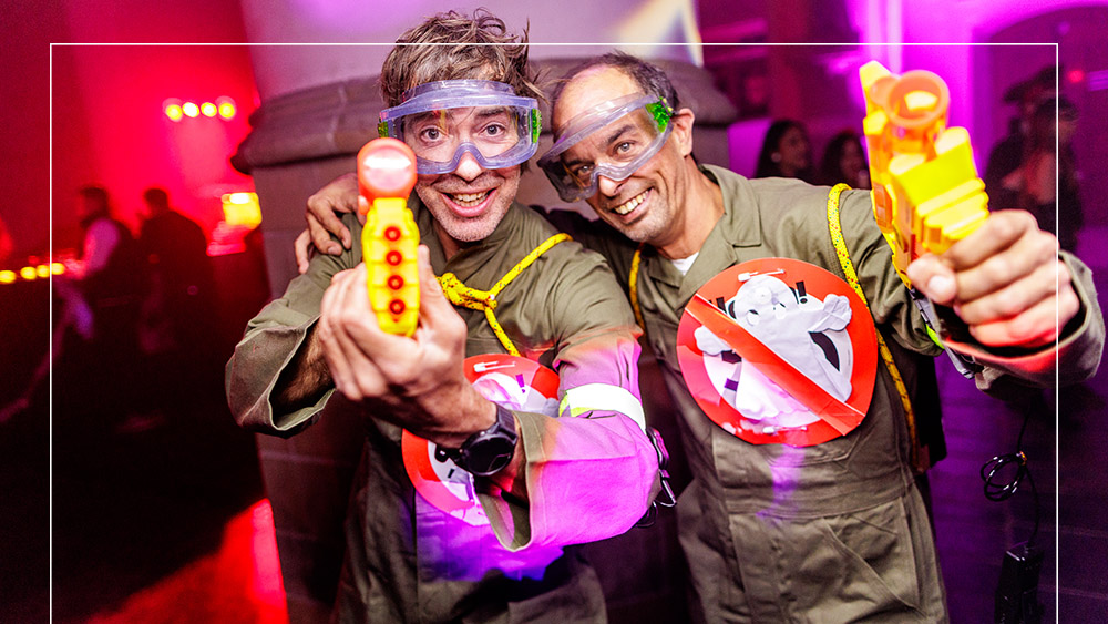 Halloween nightlife fotografie – energie en spooky ambiance Sfeervolle Halloween clubfoto met verklede mensen en kleurrijk licht