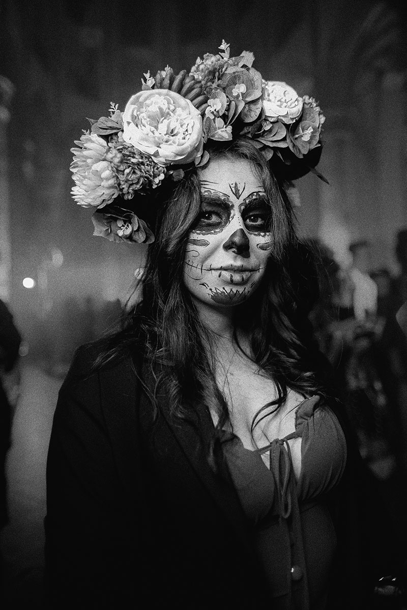 Halloween nightlife fotografie – levendig en griezelig nachtleven Halloween feest in een club met kostuums en dramatisch licht