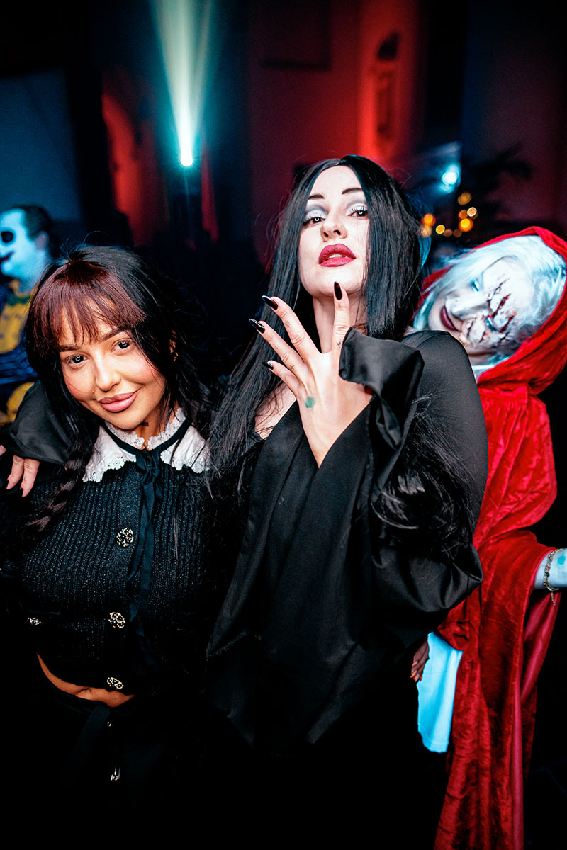 Halloween nightlife fotografie – energie en Halloween ambiance Sfeervolle Halloween nachtleven foto met dansende mensen en decoraties