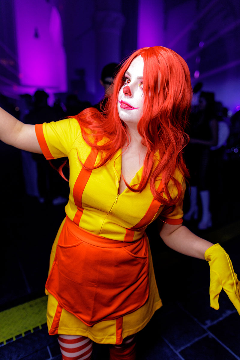 Halloween nightlife fotografie – feestelijke en spooky sfeer Halloween clubfoto met kleurrijke verlichting en feestende mensen