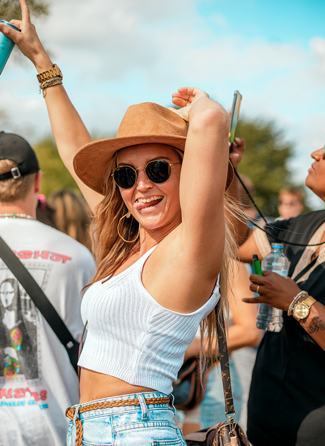 Festival fotografie – spontane momenten en levendige energie Festival foto van een feestbeest in zomerse sfeer met kleurrijke ambiance