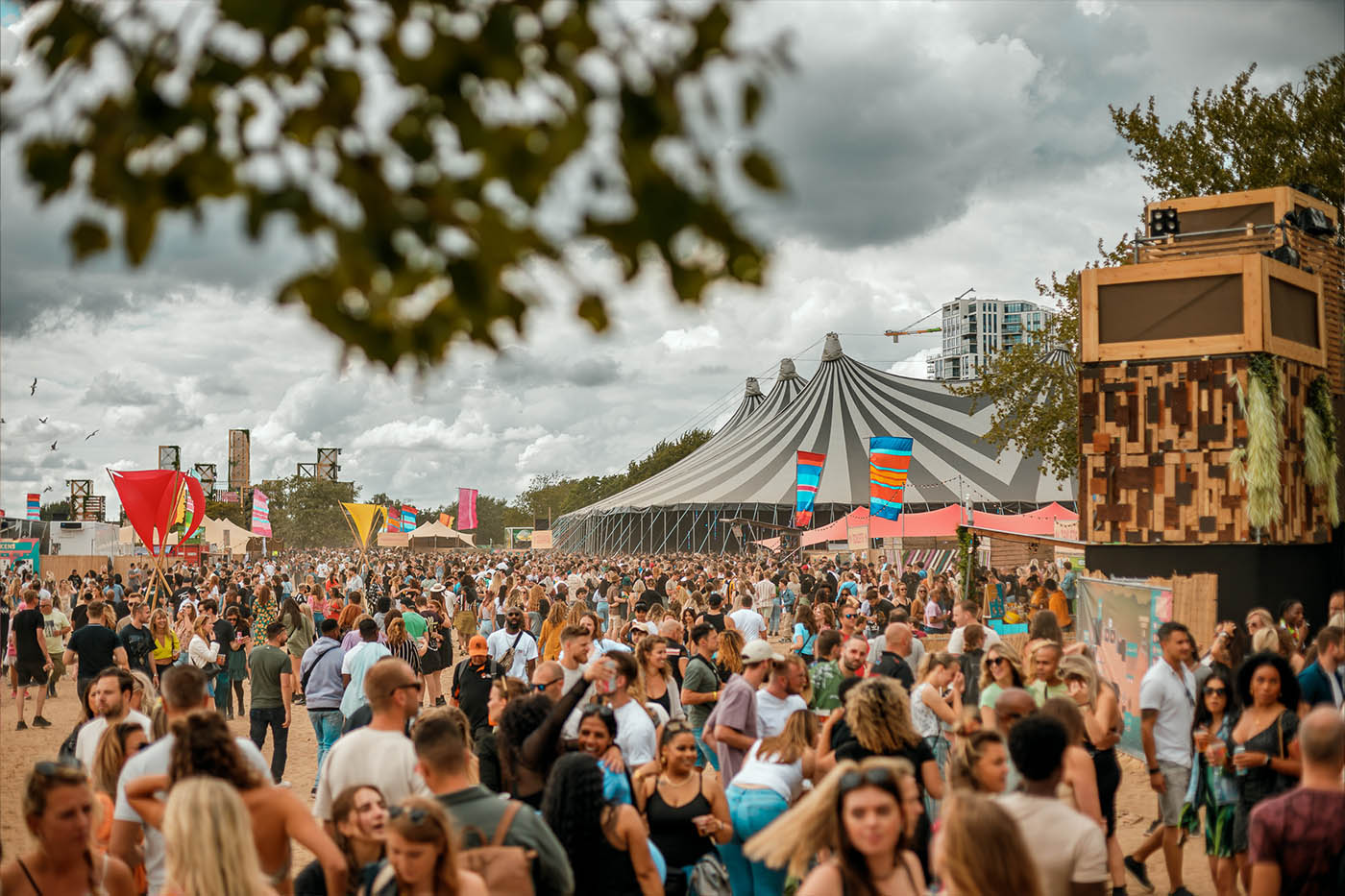 Festival fotografie – energie, kleur en zomerse beleving Festival foto met feestende mensen en levendige openluchtsfeer
