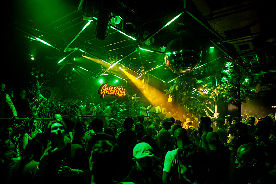 Event fotografie – levendige en sfeervolle avond vastgelegd Overzichtsfoto van een event met feestende gasten en warme avondverlichting