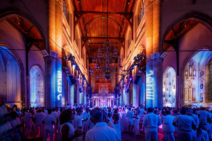 Event fotografie – elegante sfeer en levendige ambiance Overzichtsfoto van een feestelijke avond met gasten en sfeervolle verlichting