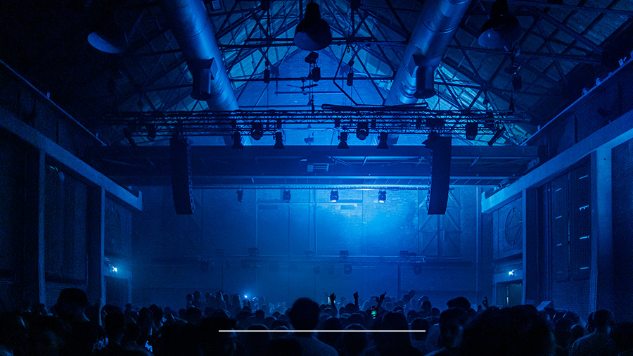 Event fotografie – volledige sfeer en energie van de avond vastgelegd Overzichtsfoto van een event met gasten, sfeervolle verlichting en levendige ambiance