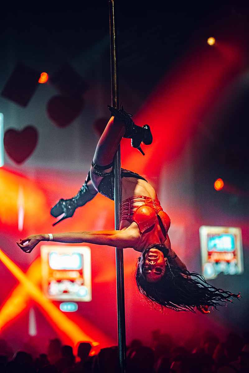 Nightlife fotografie – focus op details en ambiance Close-up van bar en glazen in sfeervol nachtleven zonder gasten