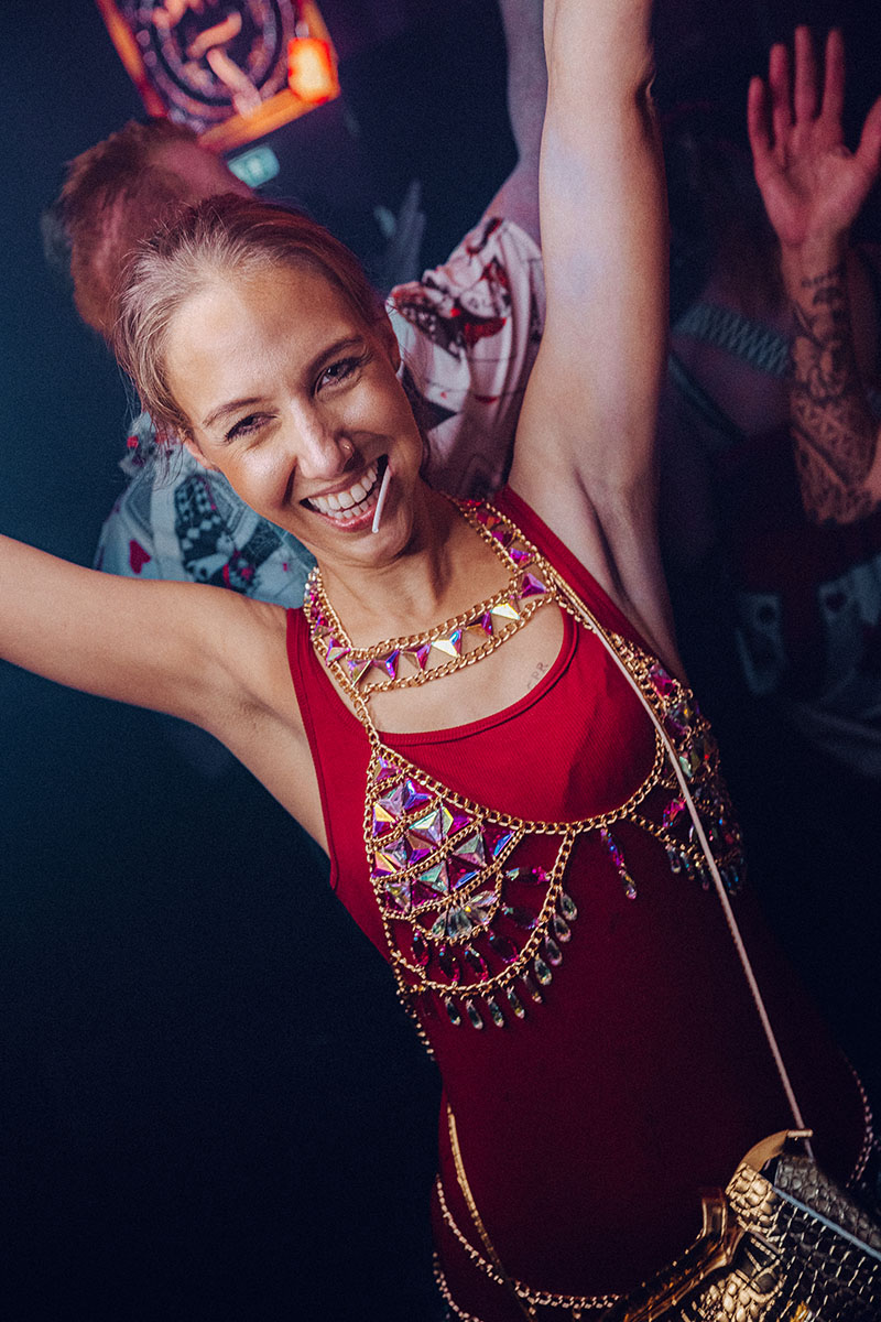Nightlife fotografie – intieme sfeer en stijlvolle ambiance Sfeervolle nachtleven foto van lege club met kleurrijke verlichting