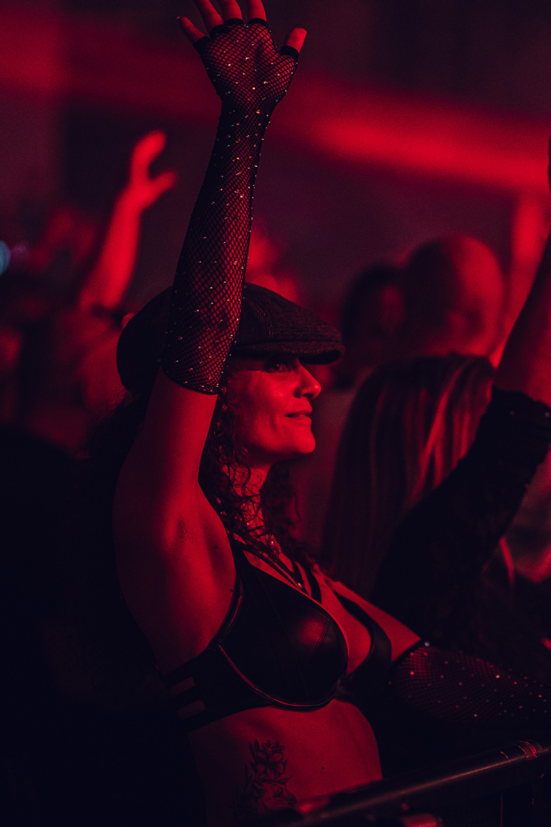 Nightlife fotografie – bestaande verlichting legt focus op de gast en ambiance Nightlife foto van een gast verlicht door de bestaande clubverlichting, sfeervol en intiem