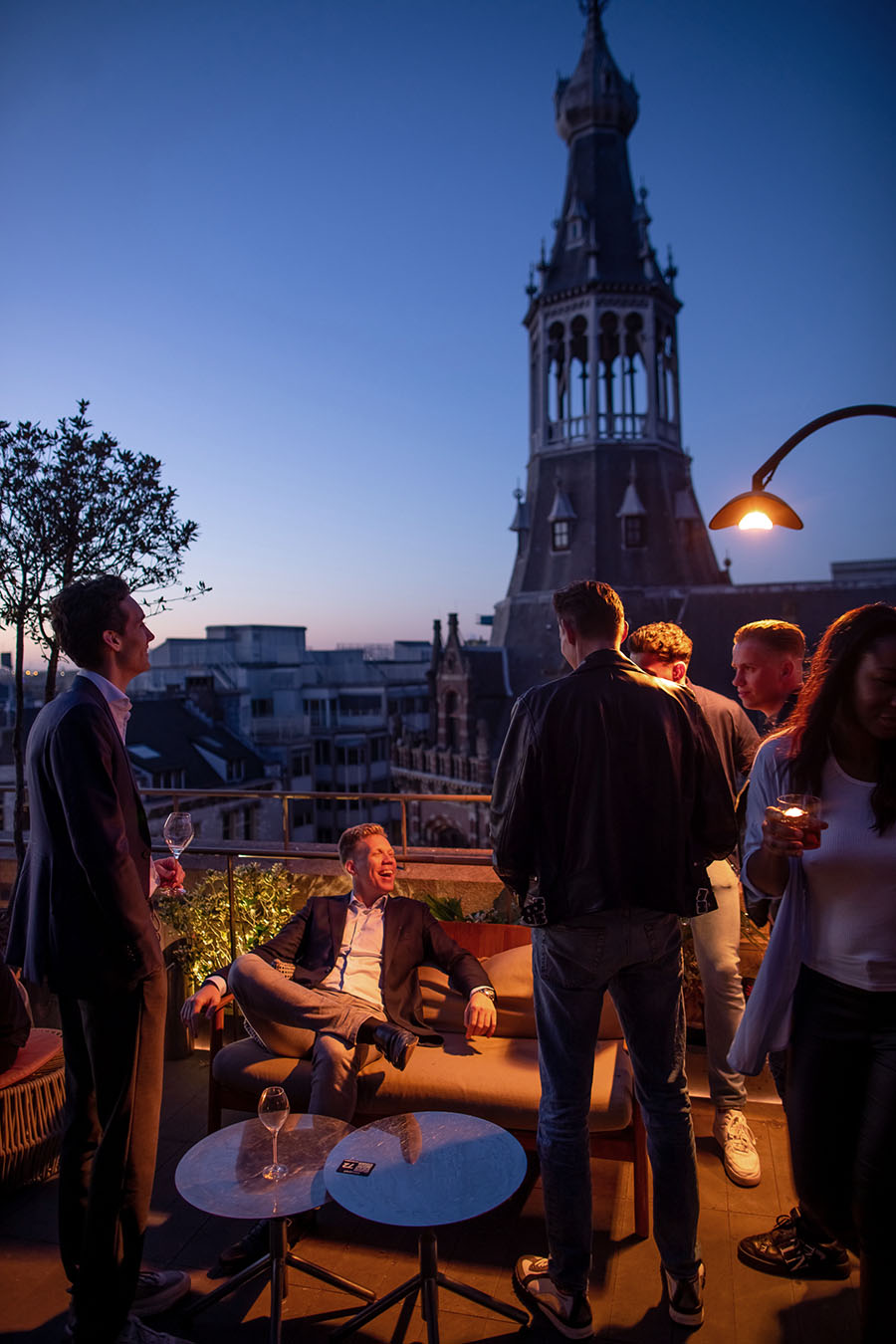 W Hotel Amsterdam nightlife fotografie – levendige energie in luxe setting Nightlife foto van W Hotel Amsterdam rooftop met sfeervolle verlichting en dansende gasten