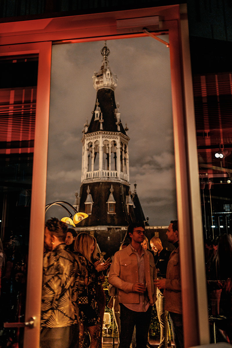 W Hotel Amsterdam rooftop event fotografie – elegante sfeer boven de stad W Hotel Amsterdam rooftop party met gasten in stijlvolle avondsetting