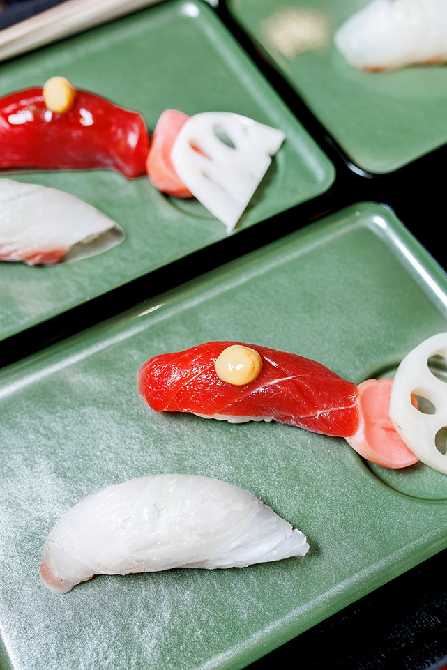 Elegante sushiopstelling met verfijnde presentatie, gefotografeerd in de serene stijl van Yamazato Restaurant.