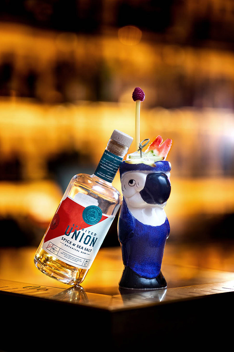 Sfeervolle cocktailfoto met Rum Spirited Union Spice & Sea Salt, vastgelegd met warm licht en natuurlijke styling.