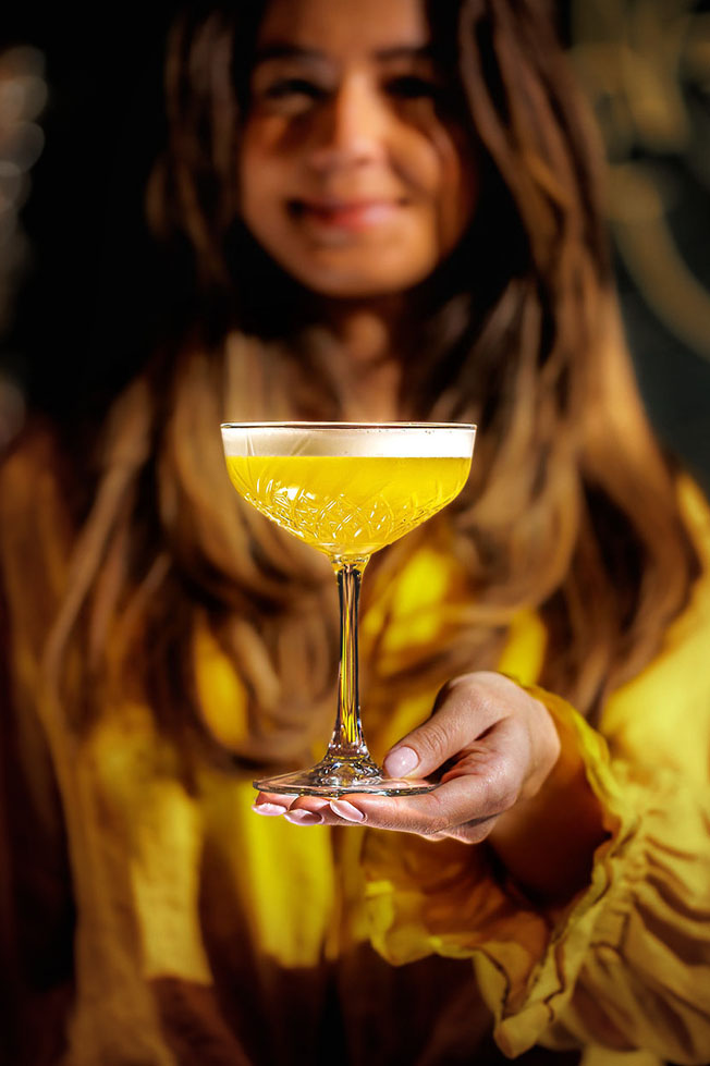 Een stijlvolle cocktailopstelling gefotografeerd met sfeervol licht en aandacht voor detail.